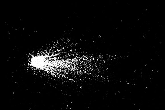 Рис. 1. Гигантская комета Хьюмасона (а) в 1962 г. продемонстрировала удивительное поведение, несмотря на большое перигелийное расстояние (2,13 а. е.). На рисунках по фотографиям, полученным Элизабет Ремер, рядом с ядерной областью кометы виден выброс (б) светящегося облака, которое отсутствовало предыдущей ночью