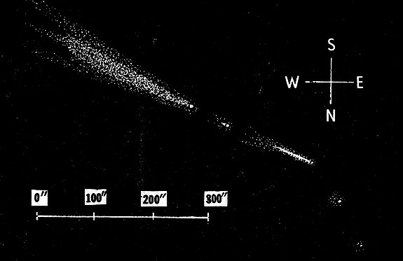 Рис. 2. Ядро периодической кометы Брукса 2 разделилось на части после пролета через зону действия приливной силы Юпитера. Рисунок по наблюдениям Е. Е. Барнарда в 36-дюймовый рефрактор Ликской обсерватории. Три части вытянулись вдоль направления приливной силы Солнца, а две отошли в сторону